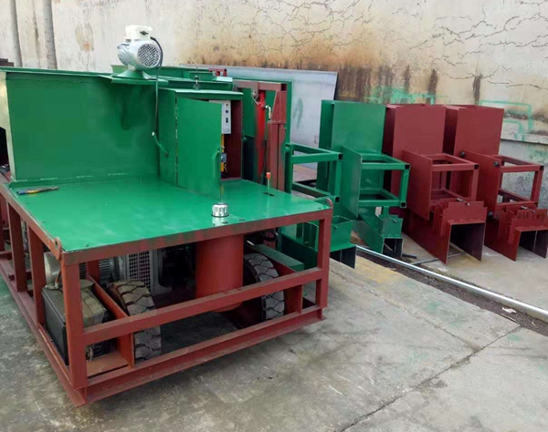 全自動(dòng)路肩板成型機(jī),路肩板自走滑模機(jī)模具展示